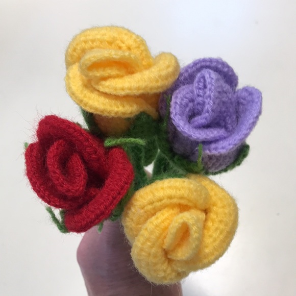 Set of 4 Vintage Handcrafted Crocheted Roses - Picture 3 of 9